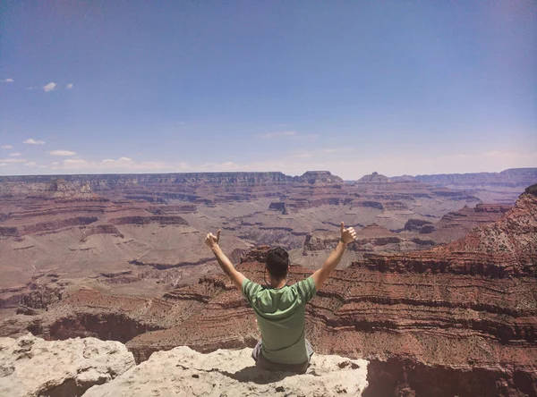 Ül a szélén egy mély süllyedés a gyönyörű Grand Canyon Nemzeti Park — Stock Fotó