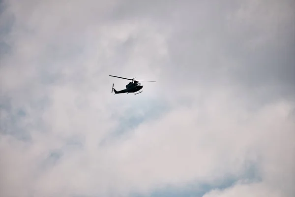 Helikopter latający nad chmurami — Zdjęcie stockowe
