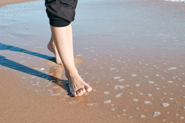 Gå på sanden på stranden — Stockfoto