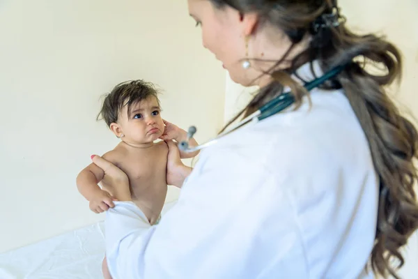 Médico pasando chequeo a una niña — Foto de Stock