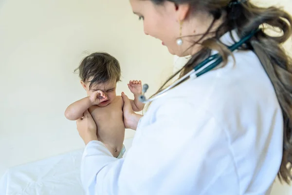 Ο γιατρός περνά τσεκάπ ένα μωρό κορίτσι — Φωτογραφία Αρχείου