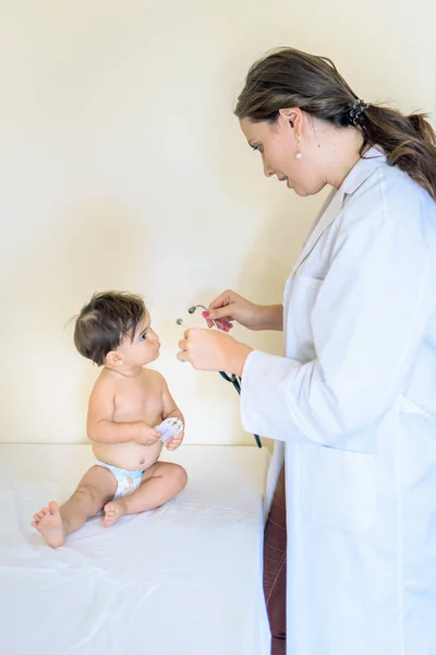 Médico pasando chequeo a una niña —  Fotos de Stock