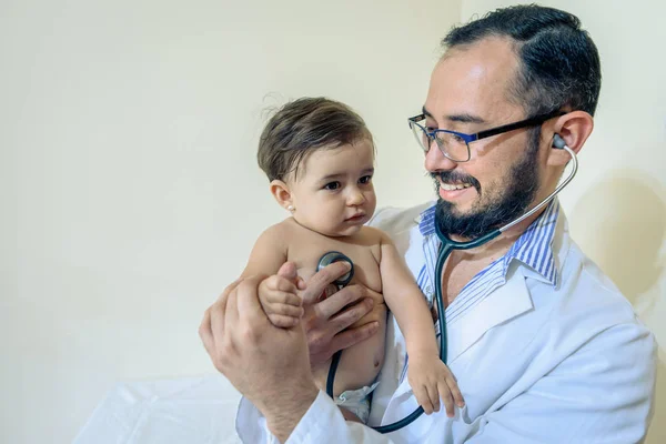 Médico viendo a un bebé — Foto de Stock