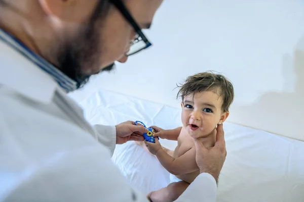 Γιατρός βλέποντας ένα μωρό — Φωτογραφία Αρχείου