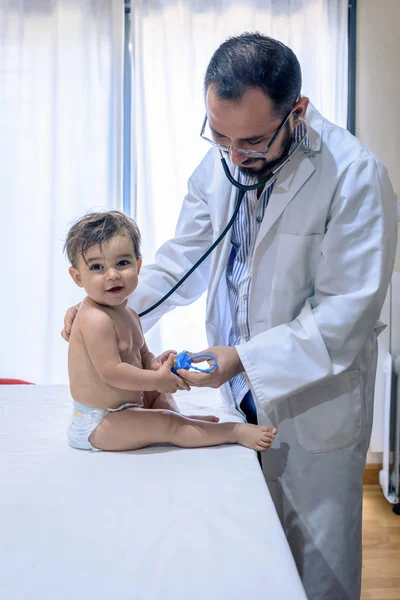 Médico viendo a un bebé —  Fotos de Stock