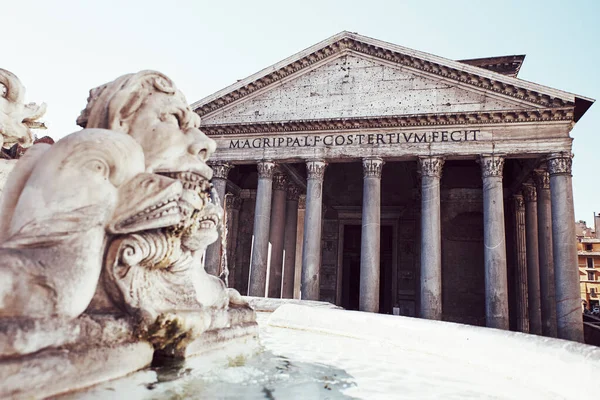 Pantheon in Rome from a different point of view — Stock Photo, Image