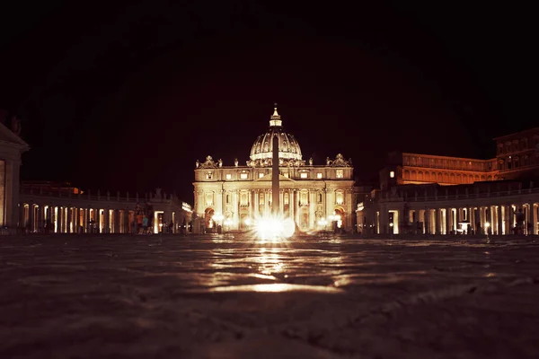 Nocturnal photograph of Vatican City, with the spotlights of a car illuminating — Stock Photo, Image