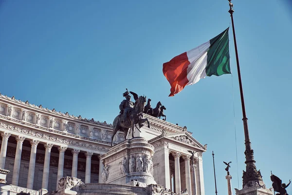 Monument to the homeland with the official flag of the Italian country — Stock Photo, Image