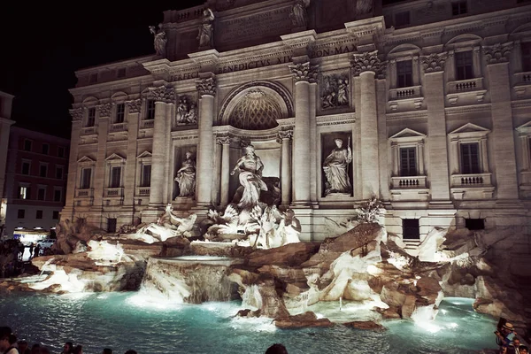 Nocturnal photograph of the illuminated Trevi fountain — ストック写真