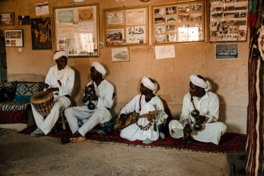 Merzouga, Fas, 10 / 17 / 2017: Siyah beyaz takım elbiseli adamlar şarkı söylüyorlar.