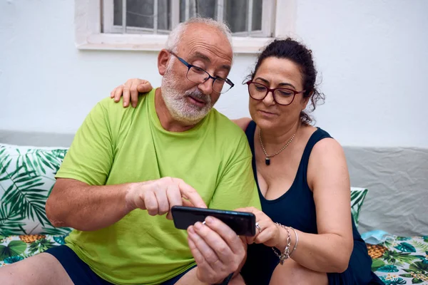 Yaşlı bir çift cep telefonu kullanıyor. Yaşlı çifti kabul et