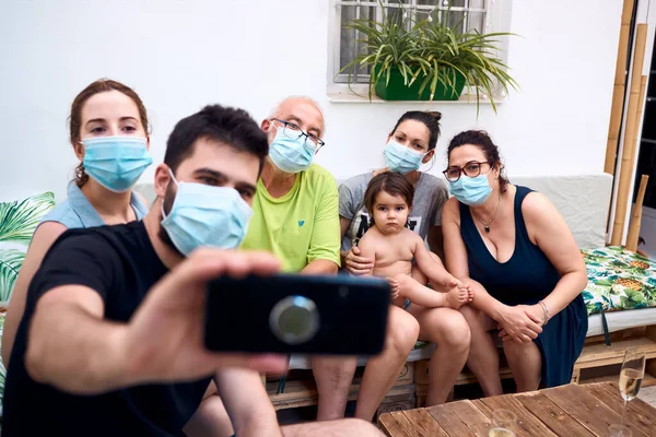 Cerrahi maskelerle selfie çeken büyük bir aile. Aile kavramı