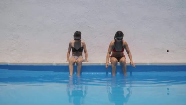 Bikinili Iki Esmer Kız Havuzda Güneşlenirken Etrafa Sıçratıyorlar Yaz Konsepti — Stok video