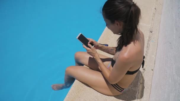 Une Jeune Femme Est Assise Près Piscine Aide Son Téléphone — Video