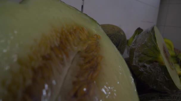 Seorang Penjaga Toko Menempatkan Sayuran Toko Sayur — Stok Video