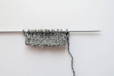konuşmacı üzerinde döngüler bir dizi, el örme, yün iplik, gri top ve konuşmacı, konuşmacı düz, yatay.