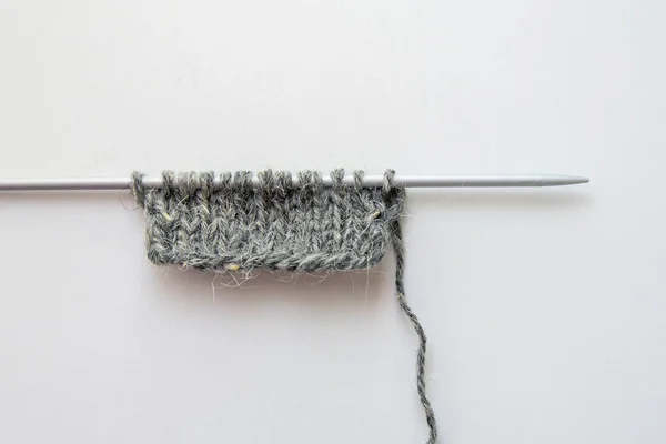 スポーク ハンド編み ウール糸 灰色のボールとスポーク上のループのセットは スポークはまっすぐ 水平です — ストック写真