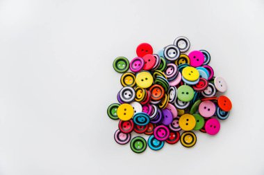 beyaz arka plan, kazık, üst görünüm renkli yuvarlak düğmeleri çok