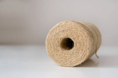Hafif arka planda doğal jüt ip rulo. Ambalaj için malzeme.
