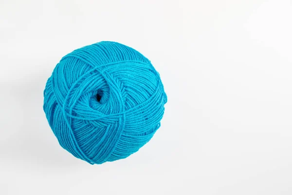 Uma Bola Fio Azul Sobre Fundo Branco — Fotografia de Stock