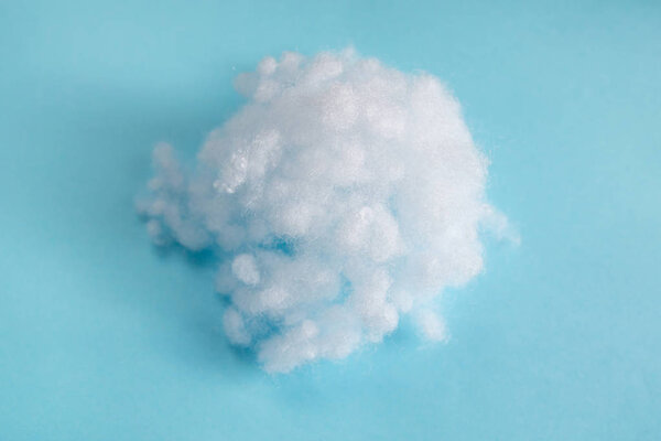 белый синтетический зимовщик на синем фоне
