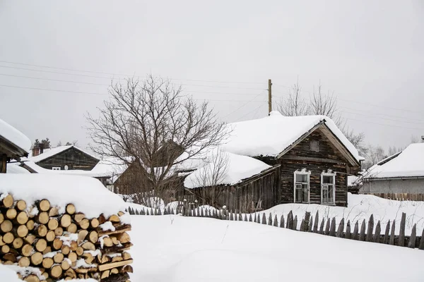 Vecchia Casa Legno Grigio Inverno Disrepair Aggira Casa Recinzione Legno — Foto Stock