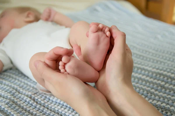Мать Держит Руках Ноги Маленького Ребенка — стоковое фото