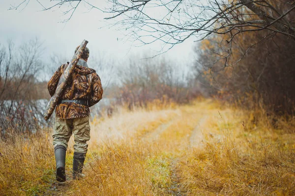 Erkek Avcı Sonbaharda Ormanda Yolda Yürür Avcının Omzundaki Çantadaki Silah — Stok fotoğraf