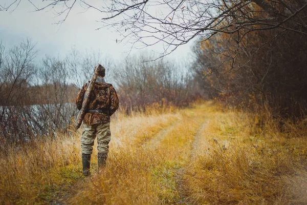 Чоловік Камуфляжному Одязі Пістолетом Футлярі Плечі Стоїть Лісовій Дорозі Осіннє — стокове фото