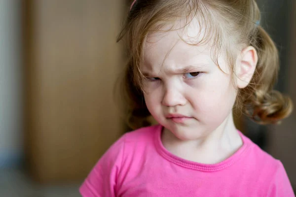 Menina Três Anos Olha Furiosamente Para Moldura Conceito Uma Crise — Fotografia de Stock