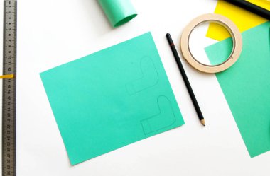 Adım adım ders: tuvalet kolundan ve renkli kağıttan nasıl şirin bir kaktüs yapılır. Makas ve yapıştırıcı kullanarak. Beşinci adım. Çocuklarla ilginç el sanatları..