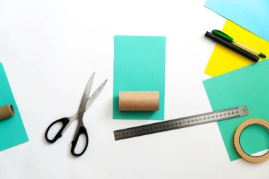 Adım adım ders: tuvalet kolundan ve renkli kağıttan nasıl şirin bir kaktüs yapılır. Makas ve yapıştırıcı kullanarak. Adım 2. Çocuklarla ilginç el sanatları..