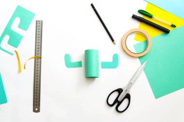 Adım adım ders: tuvalet kolundan ve renkli kağıttan nasıl şirin bir kaktüs yapılır. Makas ve yapıştırıcı kullanarak. Altıncı adım. Çocuklarla ilginç el sanatları..