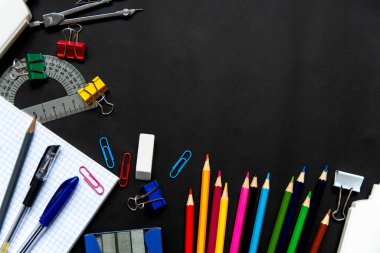 Okul konseptine dönelim. Siyahi bir okul yönetim kurulunda çok renkli malzemeler var. Kopyalama alanı olan üst görünüm.