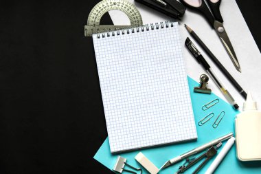 Okul konseptine dönelim. Siyah bir okul yönetim kurulunda çok renkli not defteri ve okul malzemeleri var. Kopyalama alanı olan üst görünüm