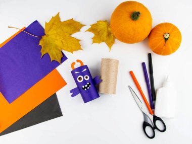 Cadılar Bayramı süsü. DIY ve çocukların yaratıcılık konsepti. Adım adım: Turuncu ve mor kağıtlardan oluşan tuvalet kağıdından canavar yap. Adım 1.