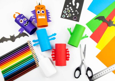 Cadılar Bayramı süsü. DIY ve çocukların yaratıcılık konsepti. Adım adım: Renkli tuvalet kağıdı rulosundan canavar yap. 7. adım. Elleri vücuda yapıştır..