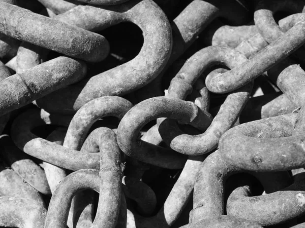Close up of a pile of rusty chain, black and white — Stock Photo, Image