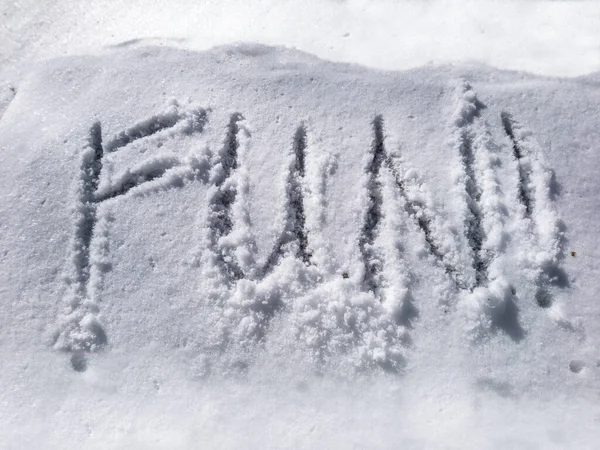 白い晴れた冬の気分の日に雪の楽しいテキストの単語 光と明るい雪の休日の時間 — ストック写真