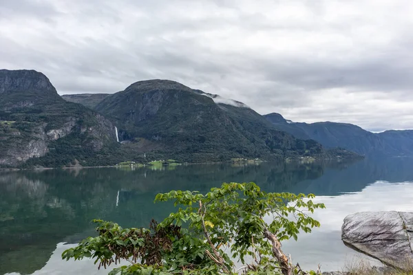 多云的峡湾与瀑布在挪威山区的自然旅行 斯堪的纳维亚农村的全景景观 小村和山地倒影 — 图库照片