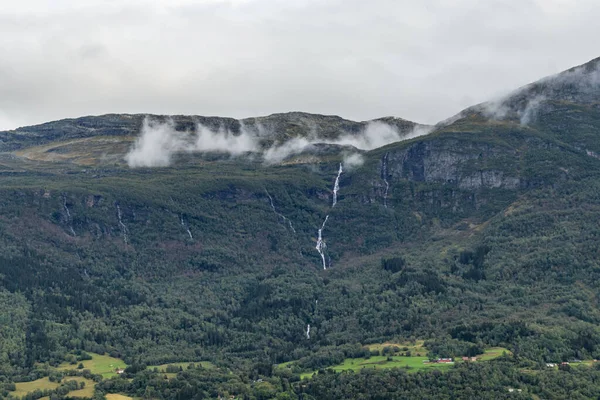 Mystické Těžké Mraky Zelených Skalnatých Norských Kopcích Voda Teče Dolů — Stock fotografie