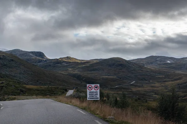 Dağ Yolu Uyarı Tabelası Sonbahar Norveç Manzara Seyahati Tindevegen Dramatik — Stok fotoğraf