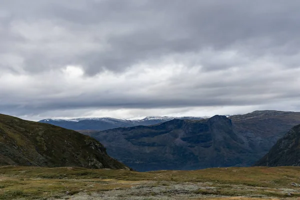 高山壮丽的云彩俯瞰着秋天的挪威风景 戏剧化的天空 云彩和蓝山 — 图库照片