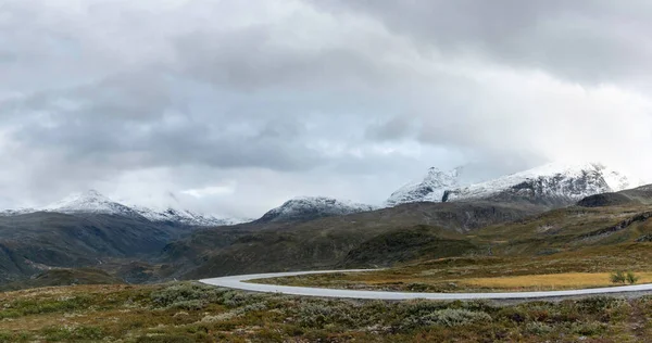 Karla Kaplı Dağ Yolu Manzaralı Norveç Arabayla Gezmek Sonbahar Manzarası — Stok fotoğraf
