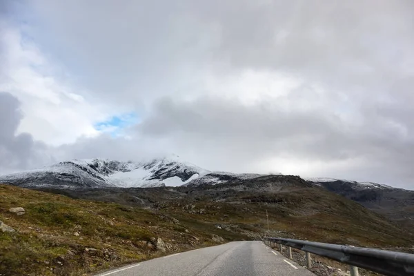 Strada Montagna Con Cime Innevate Viaggio Norvegia Auto Paesaggio Autunnale — Foto Stock