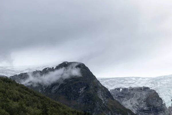 山の景色の上にJostedalbreen氷河 ハイキング旅行 ノルウェーの自然を曇りの秋の日に — ストック写真