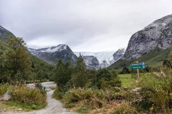 Jostedalbreen氷河ルートマーキング 緑の山の風景ビュー ハイキング旅行 ノルウェーの自然を曇りの秋の日に — ストック写真