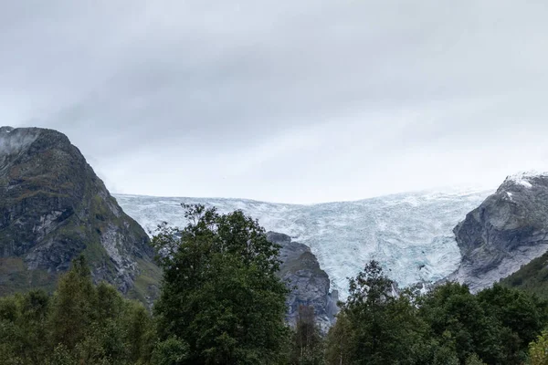 Jostedalsbreen冰川顶部的山水景观 在多云的秋天里徒步旅行挪威自然 — 图库照片