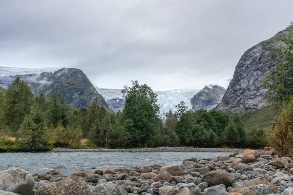 Vista Geleira Banco Rio Floresta Pedras Água Azul Dia Nublado — Fotografia de Stock