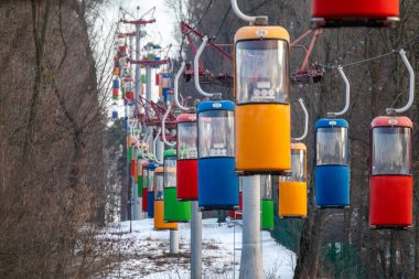 Kışın çok renkli kablo kamaraları. Eğlence zamanı eğlence parkı. Ağaçların en tepesinde.